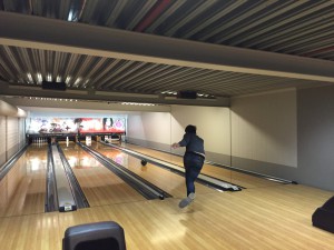 Christian visar prov på sin bowlingteknik.