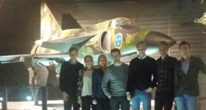 Traineegruppen med Viggen på flygvapenmuseet.
